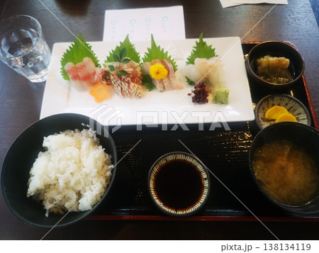 食堂のお刺身定食 138134119