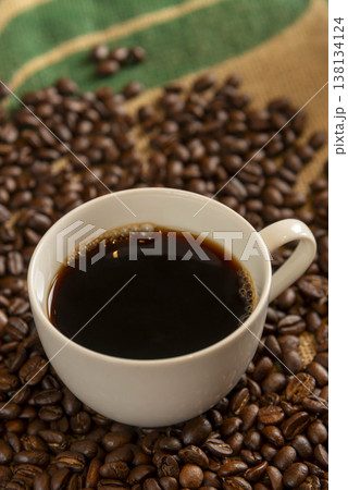 コーヒーとコーヒー豆の背景 138134124