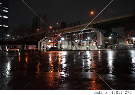 雨の夜の森ノ宮駅周辺の風景 138134270