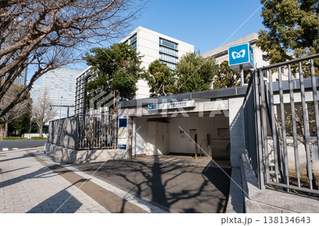 地下鉄国会議事堂前駅の出入り口の風景 地下鉄国会議事堂前駅の出入り口の風景 138134643