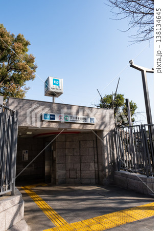 地下鉄国会議事堂前駅の出入り口の風景 138134645