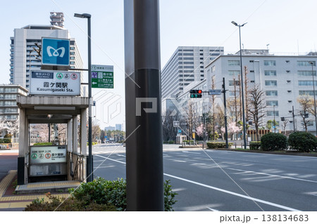地下鉄霞ケ関駅の出入り口の風景 地下鉄霞ケ関駅の出入り口の風景 138134683