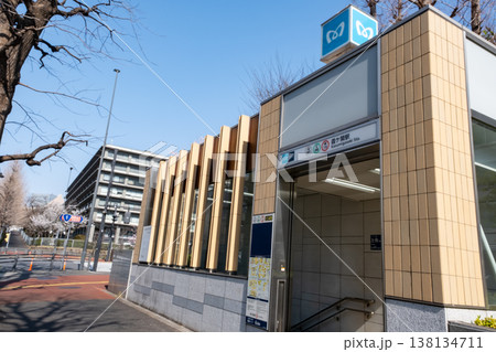 地下鉄霞ケ関駅の出入り口の風景 138134711
