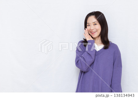 笑顔で呼びかけている女性 笑顔で呼びかけている女性 138134943