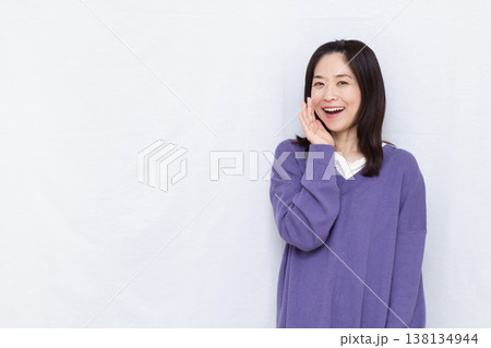 笑顔で呼びかけている女性 笑顔で呼びかけている女性 138134944