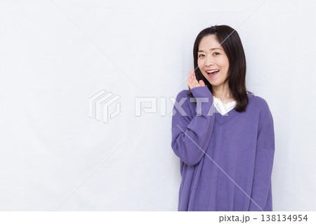 笑顔でささやいている女性 138134954