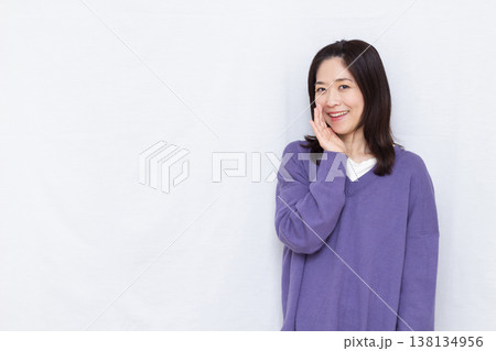 笑顔でささやいている女性 138134956