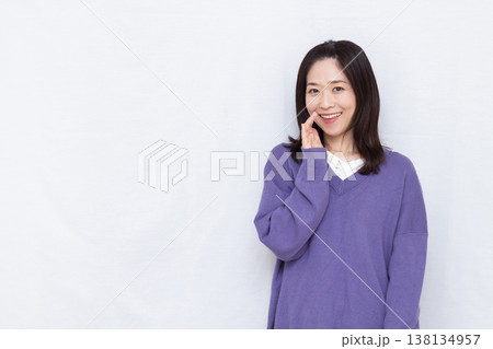 笑顔でささやいている女性 138134957