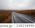 曇り空を貫くカルストロード 138134990