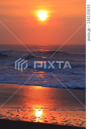美しい海岸の朝焼け 美しい海岸の朝焼け 138135033