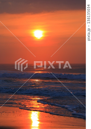 美しい海岸の朝焼け 美しい海岸の朝焼け 138135034