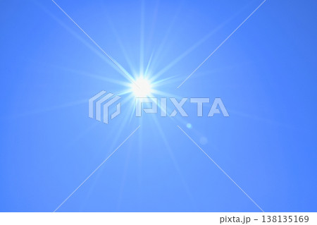 青空と太陽　直射日光 138135169