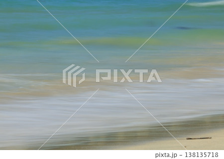 砂浜に打ち寄せる波 138135718