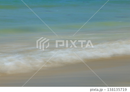 砂浜に打ち寄せる波 138135719