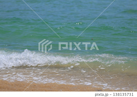 砂浜に打ち寄せる波 砂浜に打ち寄せる波 138135731
