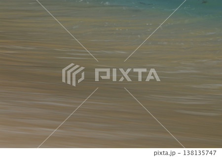 砂浜に打ち寄せる波 138135747