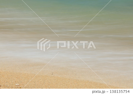 砂浜に打ち寄せる波 138135754