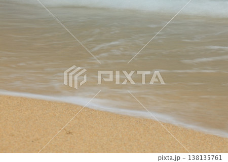 砂浜に打ち寄せる波 138135761