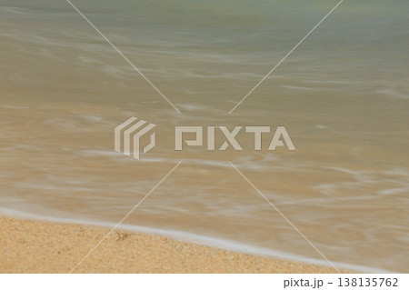 砂浜に打ち寄せる波 砂浜に打ち寄せる波 138135762