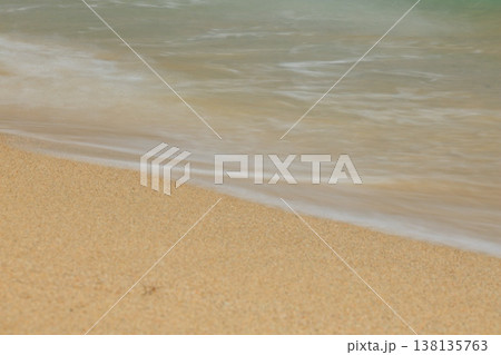 砂浜に打ち寄せる波 砂浜に打ち寄せる波 138135763