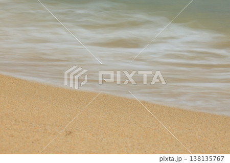 砂浜に打ち寄せる波 138135767