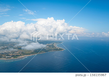 空から見る沖縄の海　航空写真 138135967