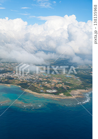 空から見る沖縄の海 航空写真 空から見る沖縄の海 航空写真 138135968