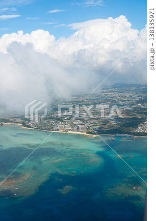 空から見る沖縄の海　航空写真 138135971