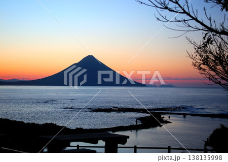 鹿児島県指宿市番所鼻自然公園からの見た早朝の薩摩富士(開聞岳) 鹿児島県指宿市番所鼻自然公園からの見た早朝の薩摩富士(開聞岳) 138135998