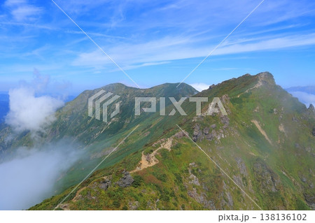 雲海に浮かぶ山 138136102