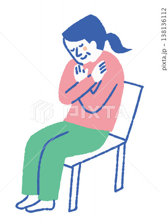 前かがみで肩を丸める高齢女性_色 前かがみで肩を丸める高齢女性_色 138136112