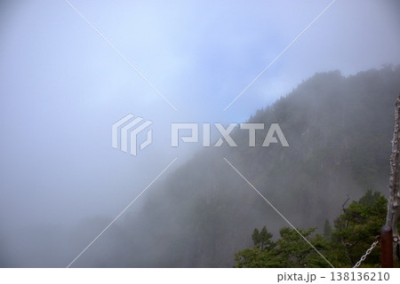 大台ヶ原の断崖絶壁を包み込む初夏の霧と空 大台ヶ原の断崖絶壁を包み込む初夏の霧と空 138136210