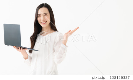 ノートパソコンを持つ女性 ノートパソコンを持つ女性 138136327