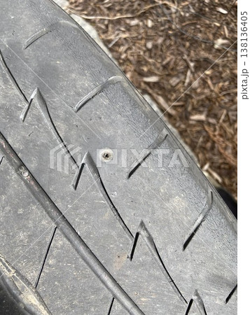 タイヤに釘が刺さった車のトラブル（パンク・安全確認） 138136405