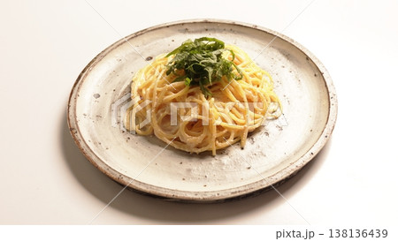大葉を添えた明太子クリームパスタ 138136439