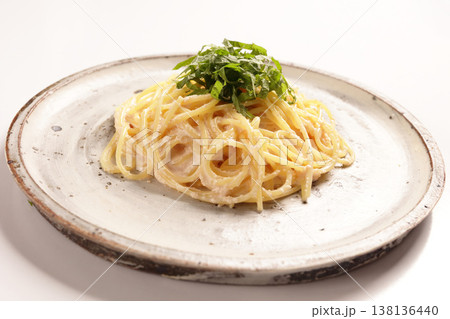 大葉を添えた明太子クリームパスタ 138136440