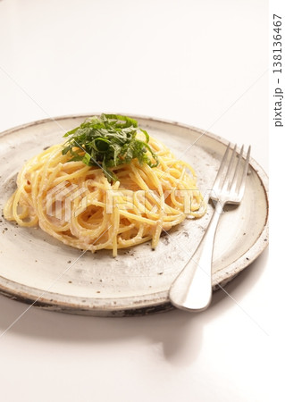 大葉を添えた明太子クリームパスタ 138136467