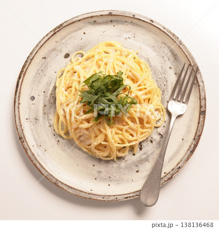 大葉を添えた明太子クリームパスタ 138136468