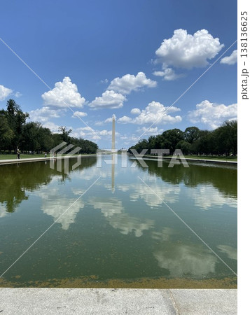 ワシントンD.C. リンカーン記念館リフレクティングプールと青空に浮かぶ雲とワシントン記念塔 138136625
