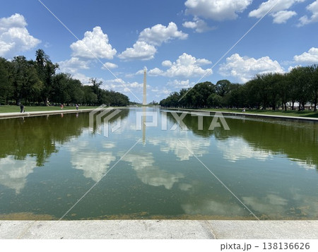ワシントンD.C. ナショナルモールのリフレクティングプールに映るワシントン記念塔の対称風景 138136626