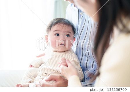 お母さんを見つめる赤ちゃん お母さんを見つめる赤ちゃん 138136709