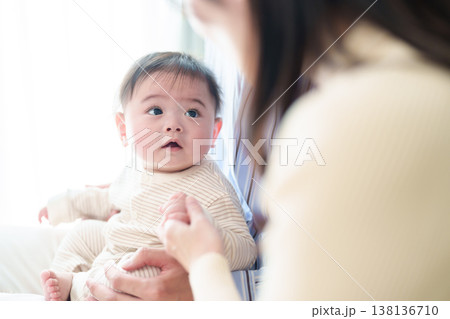 お母さんを見つめる赤ちゃん 138136710