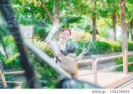 赤ちゃんを連れてタクシーを呼ぶママ 138136842