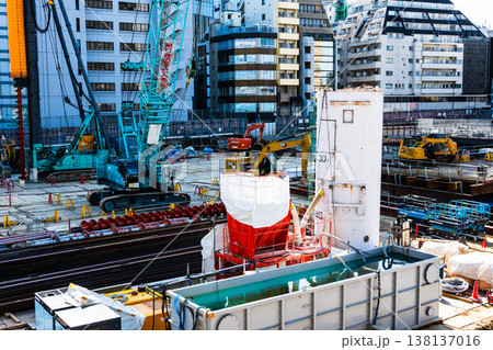 都市の大規模建設風景 再開発中の池袋 2026.02 c-2 高彩度コントラスト 都市の大規模建設風景 再開発中の池袋 2026.02 c-2 高彩度コントラスト 138137016