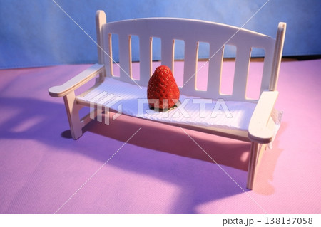 白い椅子の上のイチゴ 白い椅子の上のイチゴ 138137058