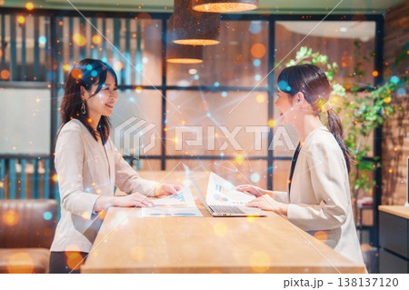 オフィスで打ち合わせをする2人の女性 138137120