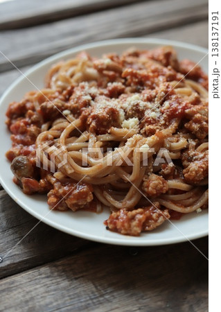 玄米麺で作ったグルテンフリーのミートソースパスタ 138137191