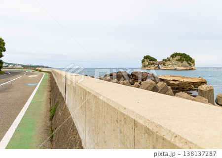 和歌山県白浜町のシンボル 円月島 和歌山県白浜町のシンボル 円月島 138137287