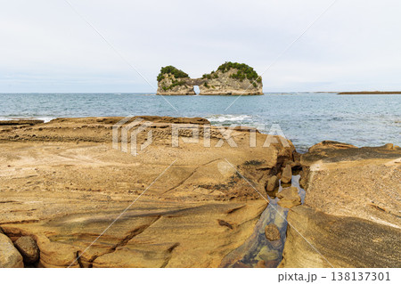 和歌山県白浜町のシンボル 円月島 和歌山県白浜町のシンボル 円月島 138137301