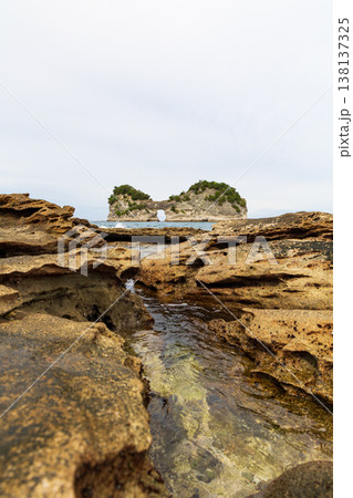 和歌山県白浜町のシンボル 円月島 和歌山県白浜町のシンボル 円月島 138137325
